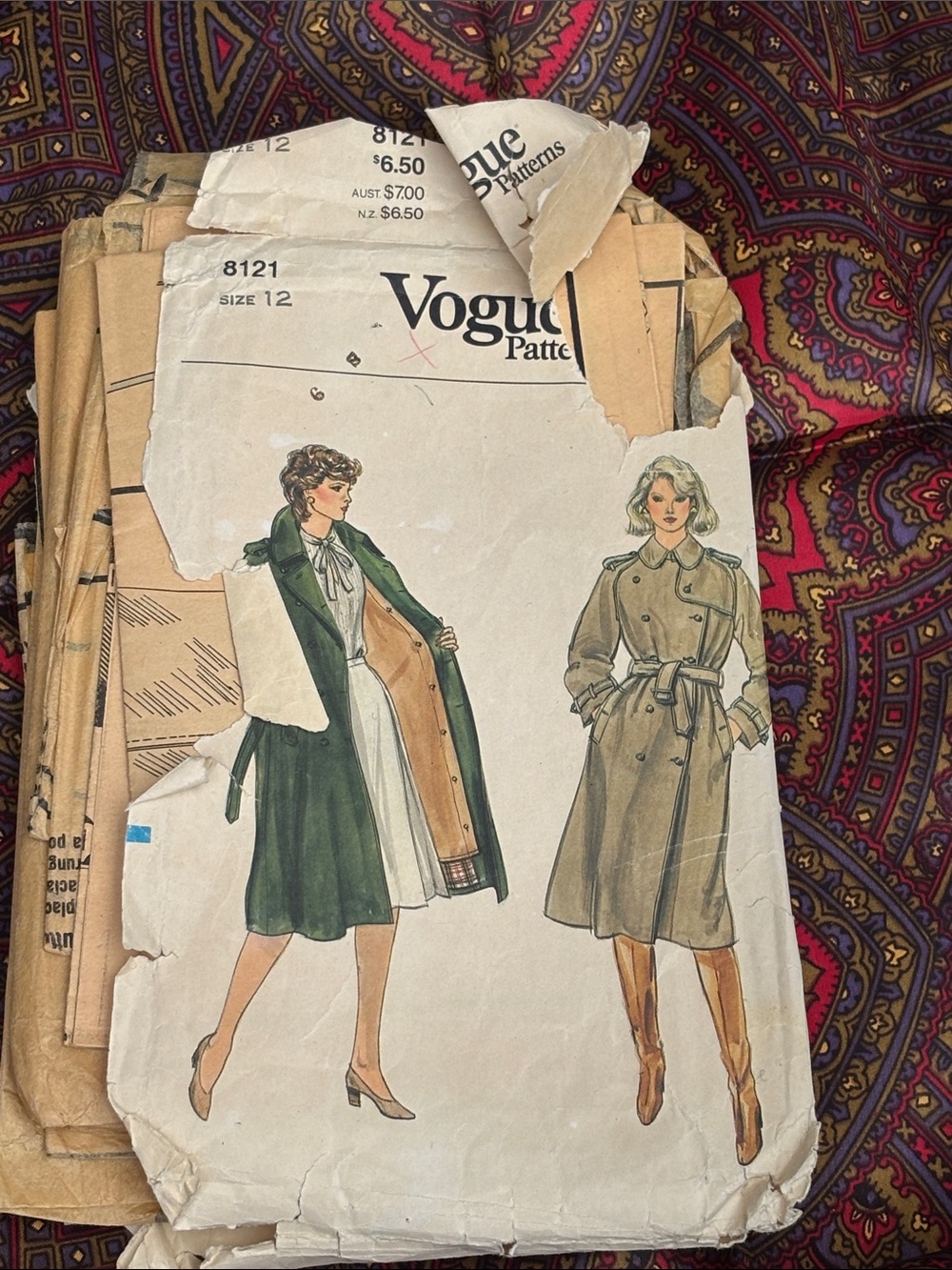 Vogue Women's Double-Breasted Trench Coat Pattern - Green & Tan
